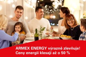Rodina u sváteční večeře s úsměvy oslavuje úsporu energií díky slevám od ARMEX ENERGY až o 50 %.