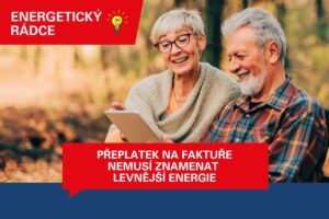 Starší pár venku s tabletem si čte tipy od Energetického rádce ARMEX ENERGY o správném nastavení záloh na energie