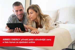 Spokojený pár si na tabletu sjednává výhodnější ceny energií od ARMEX ENERGY s bonusem 1000 Kč za online sjednání