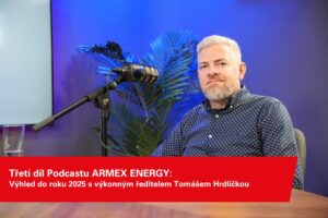 Výkonný ředitel ARMEX ENERGY Tomáš Hrdlička ve studiu při natáčení třetího dílu podcastu o výhledu na rok 2025
