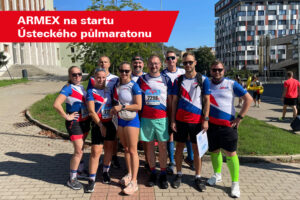 Tým ARMEX na startu Ústeckého půlmaratonu ve firemních barvách.