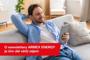 Muž na pohovce čte newsletter ARMEX ENERGY v tabletu – ilustrační obrázek článku o rostoucím zájmu zákazníků.