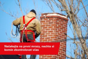 Kominík kontroluje komín před topnou sezónou – ARMEX ENERGY doporučuje objednat kontrolu včas.