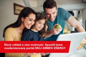 Rodina používá zákaznický portál MŮJ ARMEX ENERGY na notebooku, který umožňuje samoobsluhu zákazníků a správu energií online.