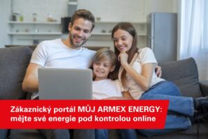 Rodina sleduje na notebooku Zákaznický portál MŮJ ARMEX ENERGY pro správu energií online.