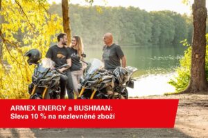 Tři lidé stojí u motorek v přírodě a představují oblečení značky Bushman.