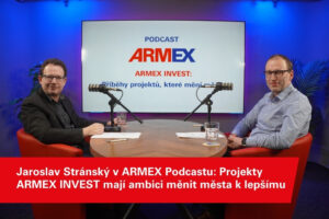 Dva hosté sedí ve studiu ARMEX podcastu a diskutují o projektech ARMEX INVEST.