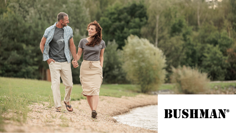 Muž a žena na procházce v přírodě v oblečení značky BUSHMAN – sleva v programu ARMEX BENEFIT.