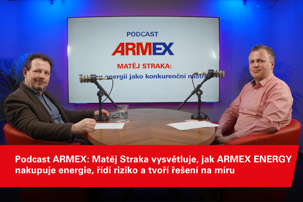 Dva muži natáčejí podcast ARMEX ve studiu – Matěj Straka vysvětluje, jak ARMEX ENERGY nakupuje energie a řídí riziko.