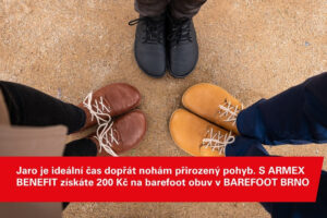 Lidé stojí v kruhu v barefoot obuvi, která podporuje přirozený pohyb nohou.